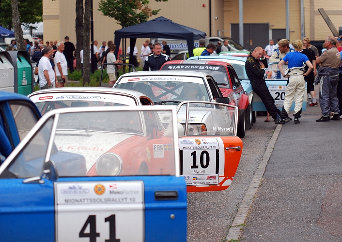 2010_0717_03-11.JPG - Tävlande som väntar på omstart i Arboga
