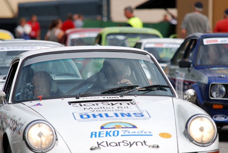2010_0717_03-24.JPG - Omstart för nr.67 Mikael Persbrandt och Martin Torsler, Porsche 911 Carrera RS