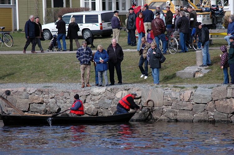 2005_0416_07.jpg - Förtöjning av norsfiskebåt