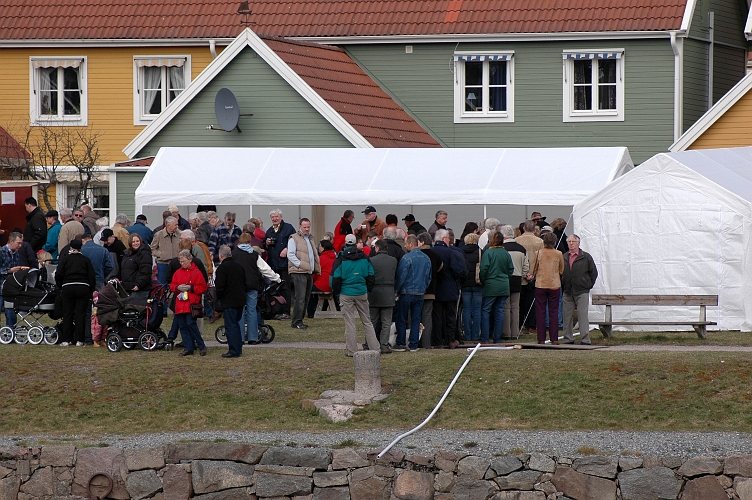 2005_0416_15.jpg - Försäljningsstånd för tillagad färsk nors