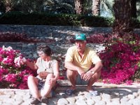 blommor003  Sibyl och Roland i blommorna