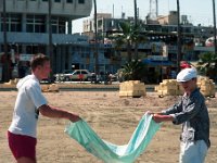 BADSTRANDEN006  Rolf och Roobin skakar en handduk