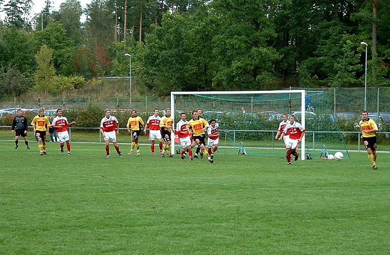 2002_0921_04.JPG - Arbogas Johan Carlsson jagar efter bollen