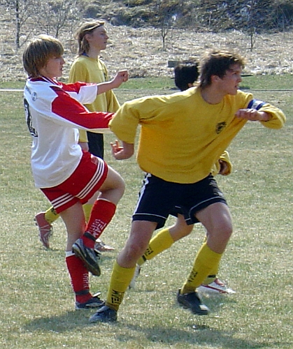2004_0417_11.jpg - Martin Andersson i närkampsspel med fellingsbros backlinje