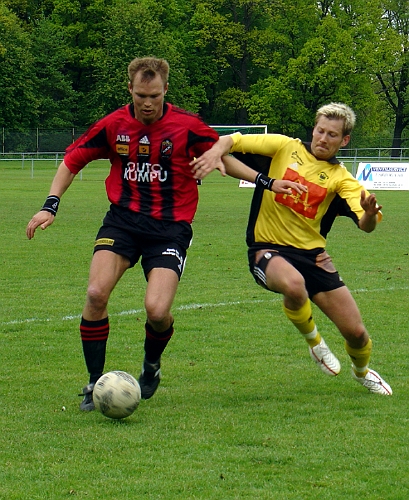 2004_0523_03.JPG - Arboga Södra IF's nr.5 Mikael Härdfeldt i närkamp med en Hamrespelare.