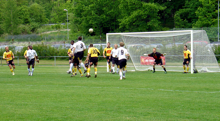 2004_0605_01.jpg - En Dingtunaspelare nickar bollen mot mål, men det resulterar inte i något mål.