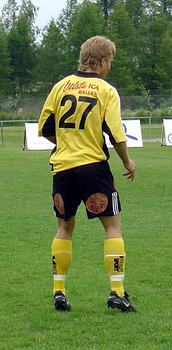 2004_0605_07.jpg - Arboga Södra IF's nr.27 Martin Stjernfeldt (16år) spelade från start i försvaret.