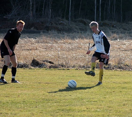 2005_0424_08.jpg - Södras nr.12 Martin Haglind spelar bollen lugnt tillbaka till egen försvarsspelare.