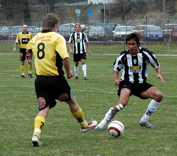 2005_0430_15.jpg - Södras nr.8 David Wretefelt utmanar en Juventusspelare.