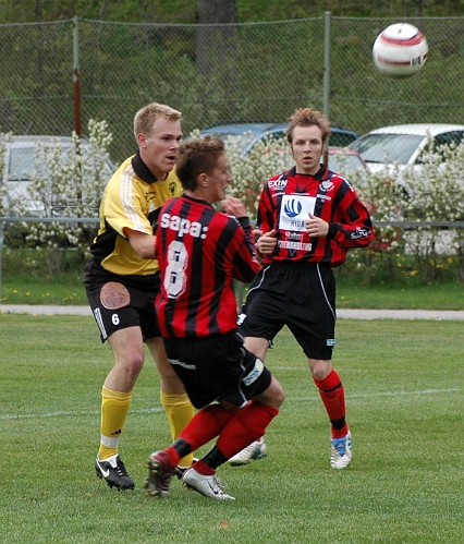 2005_0521_04.jpg - Södras nr.6 Johan Svensson i närkamp med ett par skultunaspelare.