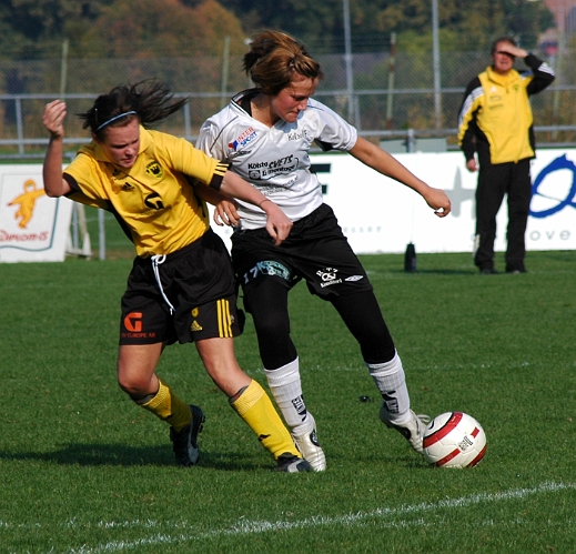 2005_0925_07.jpg - Södras nr.8 Ida Andersson i närkamp med en Kolsvaspelare