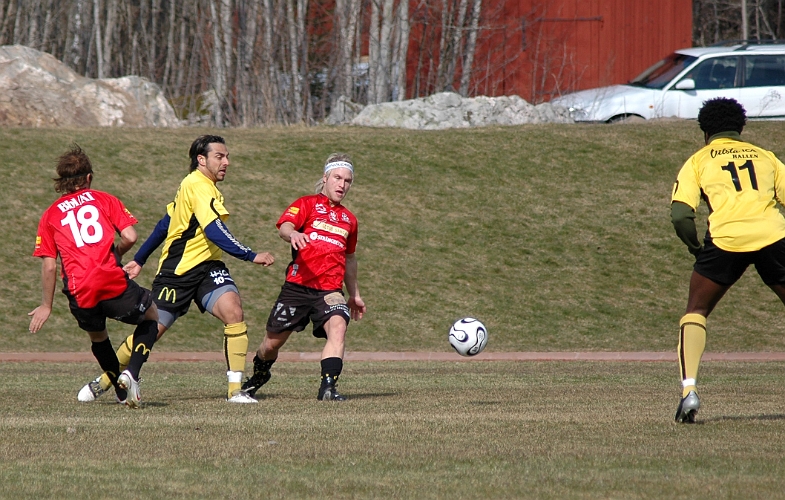 2007_0331_02.JPG - Södras Victor Huerta söker "Abbe" med en passning