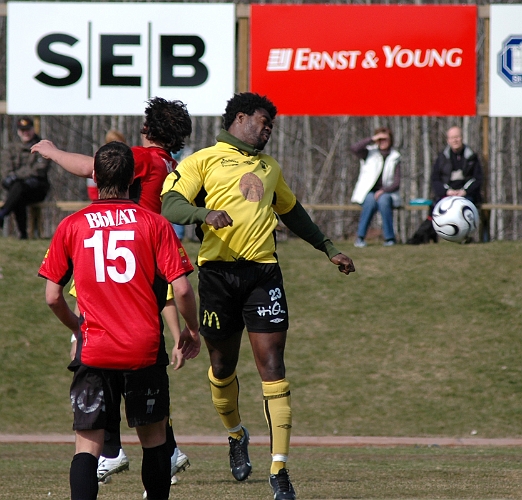 2007_0331_03.JPG - "Abbe" är uppe och kampar om en höjdboll