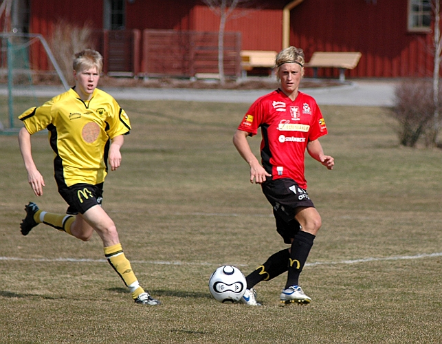 2007_0331_04.JPG - Martin Haglind hinner upp bollen före Kungsörsspelaren