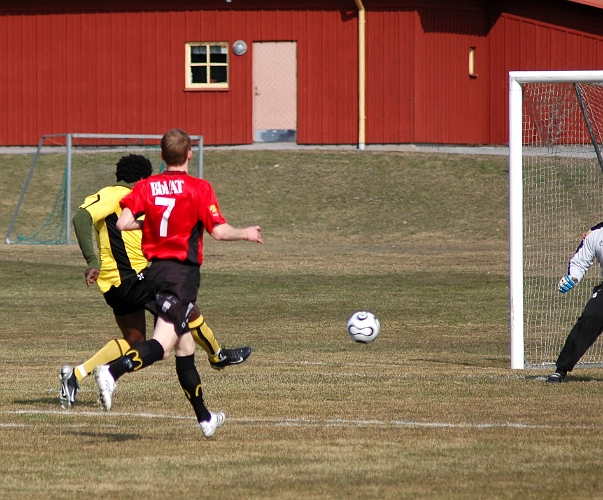 2007_0331_05.JPG - Här ligger "Abbe" före kunsörsförsvaret, målvakten gör en räddning men . . . . . .