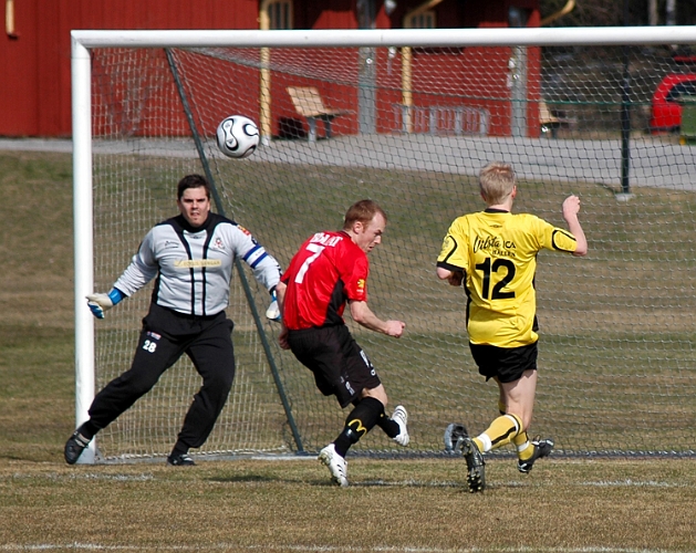 2007_0331_08.JPG - Södras nr.12 Martin Haglind får ett bra läge, men bollen vill inte in i mål