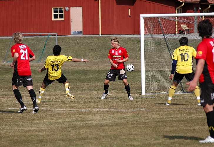 2007_0331_09.JPG - Nr.13 Jonas Hammarlund skjuter mot bortre stolpen men målvakten hinner dir och tar bollen
