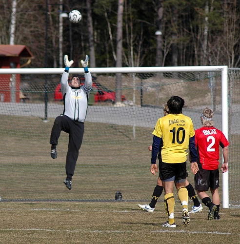 2007_0331_12.JPG - Nr.10 Victor Huerta ser på när Kunsörs målvakt hoppar upp och plockar ner en höjdboll