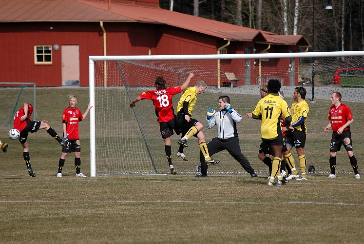 2007_0331_13.JPG - Ytterligare målchans för Arboga Södra efter en bra slagen hörna.