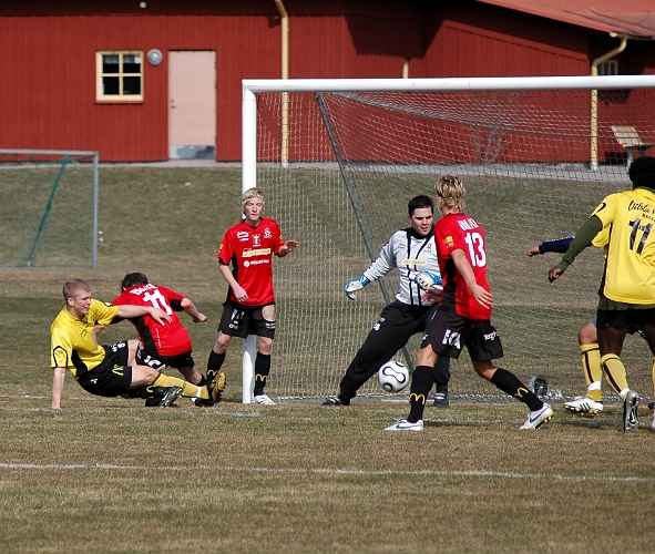 2007_0331_14.JPG - Martin Stjernfeldt uppe i närkamp med kungsörsförsvaret