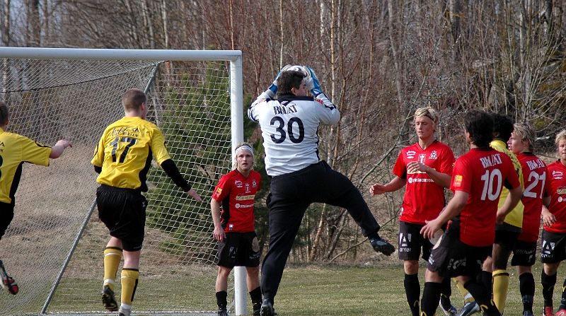 2007_0331_15.JPG - I 2:a halvlek sjönk spelet ihop lite, men här får Kungsörs målvakt upp i luften och plocka ner en boll