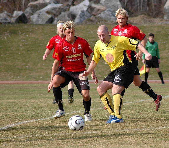 2007_0331_18.JPG - Jonas Johansson utmanar kungsörsförsvaret