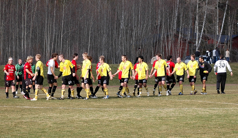 2007_0331_19.JPG - Spelarna tackar varandra för en bra match