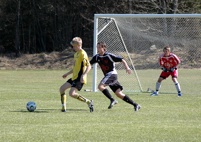 2007_0414_01.JPG - Arboga började matchen bra, Martin Haglind spelar snett bakåt till en medspelare för ett skott mot mål