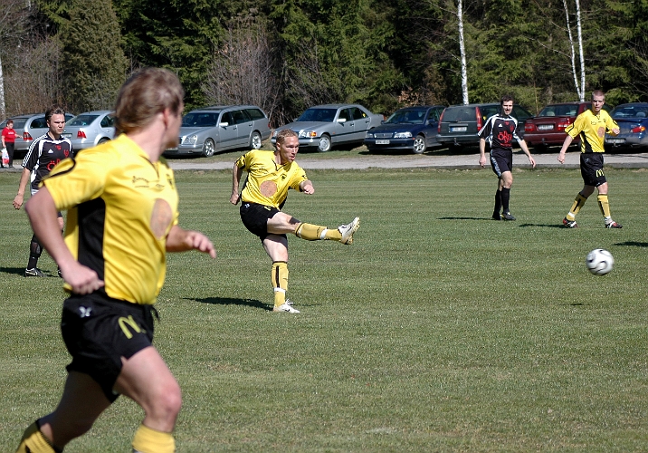 2007_0414_02.JPG - Mikael Wiker lägger en långboll upp mot forwards