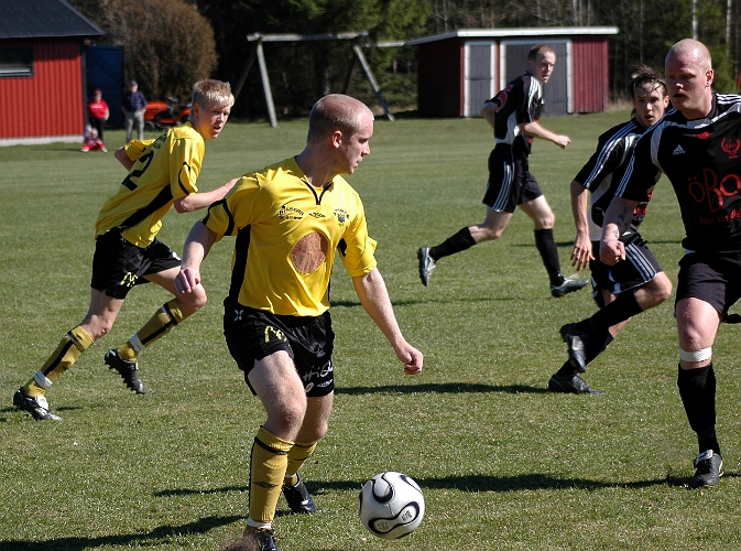 2007_0414_04.JPG - Kristofer Storm letar efter passningsalternativ