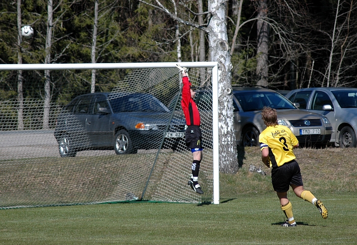 2007_0414_05.JPG - Glenn Schön täcker under ribban på ett skott snett utifrån
