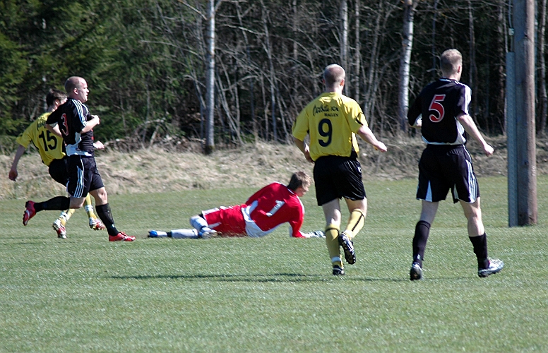 2007_0414_06.JPG - Arboga's nr.15 Ken Jansson har precis rullat in 1-0 till Södra