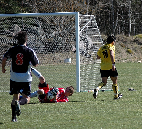 2007_0414_08.JPG - Södra's nr.10 Victor Huerta fick en fin framspelning, men lyckades inte göra mål den här gången