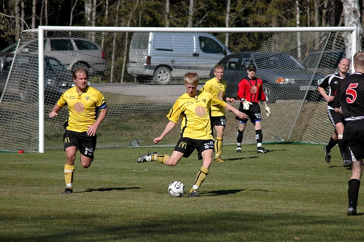 2007_0414_11.JPG - Martin Haglind är nere och hämtar bollen för vidare uppspel till mittfältarna