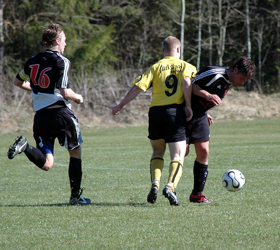 2007_0414_12.JPG - Nr.9 Kristofer Storm utmanar Eker's försvar