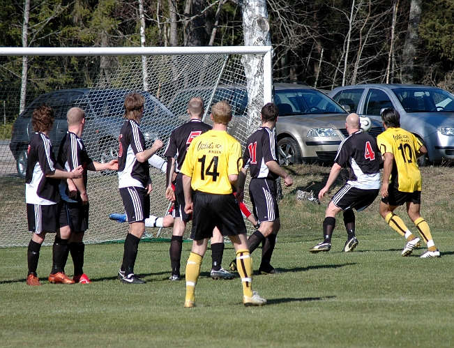 2007_0414_14.JPG - En lurig frispark, slagen av nr.14 Mikael Wiker, som målvakten tippar ut åt sidan