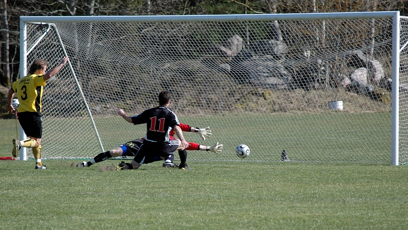 2007_0414_15.JPG - Här är det nära ett mål för Eker, men linjeman har vinkat för offside