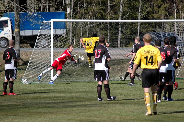 2007_0414_16.JPG - Här gör Södra 2-1 genom nr.10 Victor Huerta på en målvaktsretur