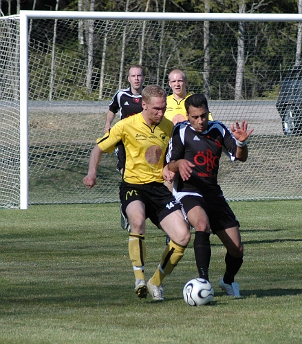 2007_0414_19.JPG - Södra's Mikael Wiker i närkamp med en motståndare
