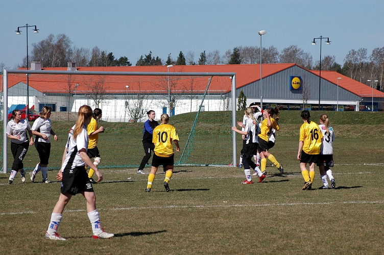 2007_0415_05.JPG - Situation efter en södrahörna där bollen skar rakt igenom hela målområdet utan att någon han på den