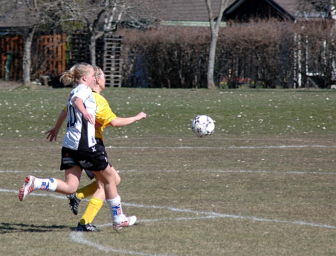 2007_0415_12.JPG - Här springer Södra's Elin Bergkvist igenom och slår i bollen i mål, 3-0 till Arboga