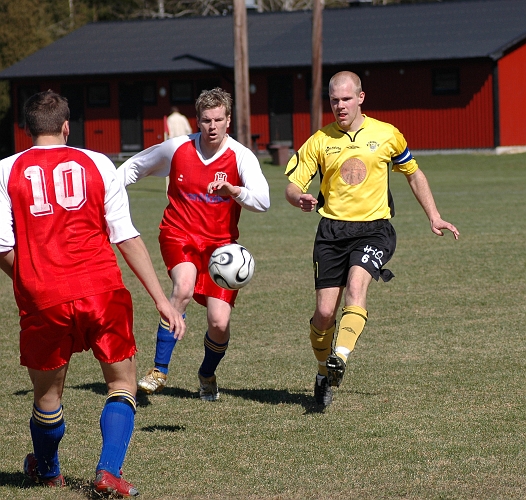 2007_0415_01.JPG - Nr.6 Johan Svensson hade en ganska lugn eftermiddag i baklinjen idag