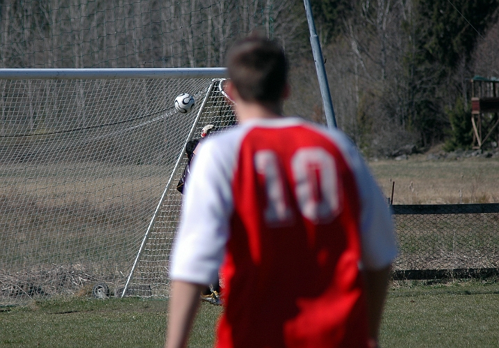 2007_0415_02.JPG - Skott i krysset av Jocke Bohman med höger fot !!! 1-0 till Södra