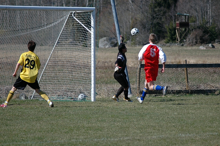 2007_0415_03.JPG - Dags för 2-0 genom ett skott från kanten av Dennis Jansson
