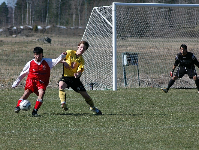 2007_0415_06.JPG - Jonas Bergström stressar himmetas försvarare