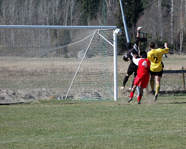 2007_0415_08.JPG - Nära ett södramål bollen går parallellt med mållinjen men ingen hinner slå in den i mål