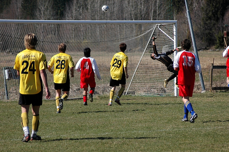2007_0415_09.JPG - En akrobatisk räddning av Himmetas målvakt