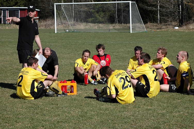 2007_0415_10.JPG - Pausvila och coacherna för dagen, Mats Andersson och Edin Resulovic, går igenom taktiken inför 2:a halvlek