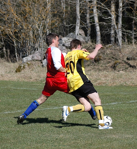 2007_0415_11.JPG - Nr.20 Dennis Jansson i närkamp med en himmetaförsvarare
