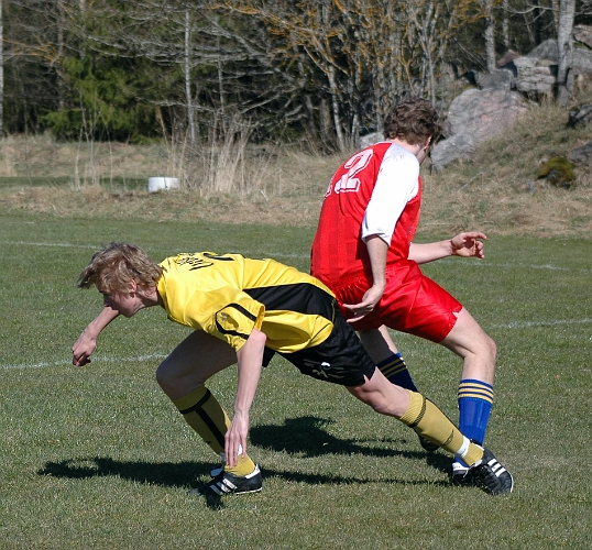 2007_0415_13.JPG - Filip Stjernfeldt kom in direkt i 2:a halvlek, här i närkamp med sin försvarare